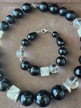 Women's necklace and bracelet set